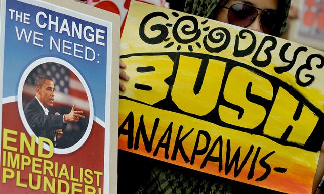 Nápisy demonstrant ped americkou ambasádou v Manile volají po zmn americké válené politiky.